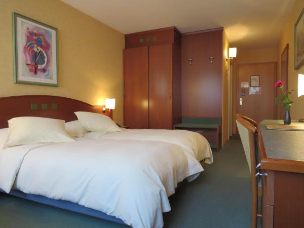 Hôtel du Port : photo 2 de la chambre chambre lits jumeaux