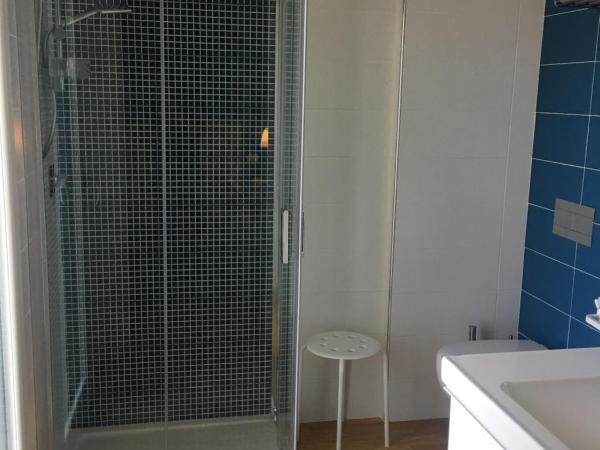 Blue Sea Rooms Apartment Cagliari : photo 10 de la chambre chambre double avec salle de bains privative