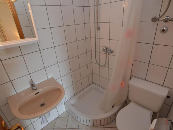 Arthouse Villa Palma : photo 2 de la chambre chambre double avec salle de bains privative