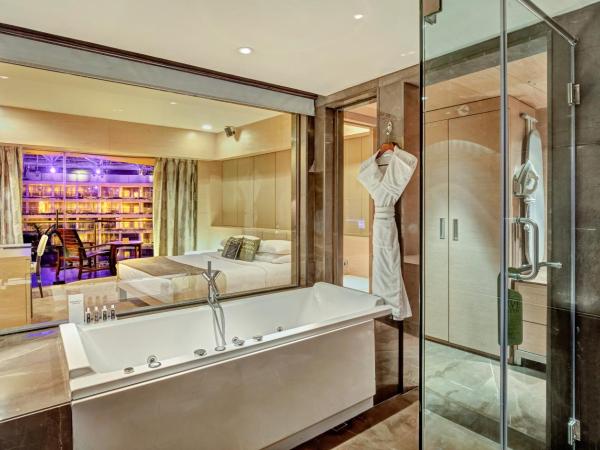 Hotel Sahara Star : photo 2 de la chambre suite lit king-size neptune avec baignoire et balcon privé - vue sur lagune