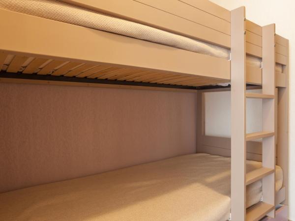 Résidence Pierre & Vacances Les Platanes : photo 3 de la chambre studio avec alcôve et terrasse ou balcon (4 personnes)