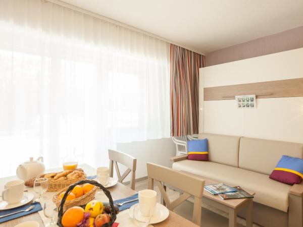 Résidence Pierre & Vacances Les Platanes : photo 5 de la chambre studio avec alcôve et terrasse ou balcon (4 personnes)