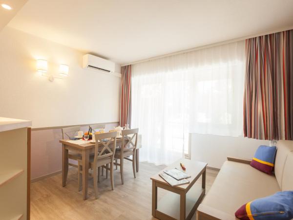 Résidence Pierre & Vacances Les Platanes : photo 6 de la chambre studio avec alcôve et terrasse ou balcon (4 personnes)