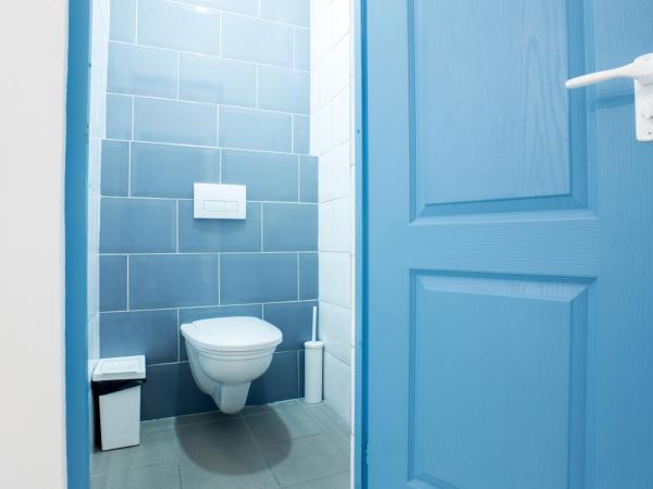 WOW City Hostel : photo 8 de la chambre chambre lits jumeaux avec salle de bains commune