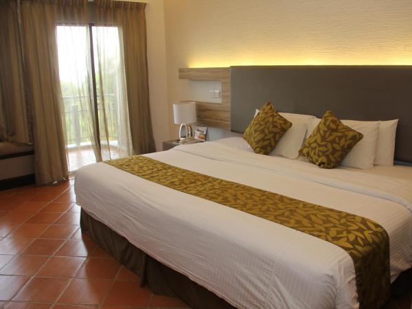 Thistle Port Dickson Resort : photo 9 de la chambre chambre lit king-size deluxe - côté mer