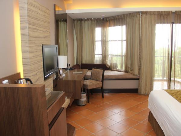 Thistle Port Dickson Resort : photo 10 de la chambre chambre lit king-size deluxe - côté mer