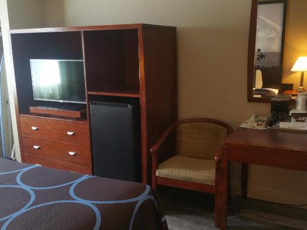 Super 8 by Wyndham Sacramento : photo 5 de la chambre chambre lit king-size - non-fumeurs