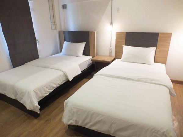 09 Hostel : photo 2 de la chambre chambre lits jumeaux avec salle de bains privative