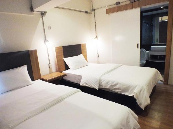 09 Hostel : photo 3 de la chambre chambre lits jumeaux avec salle de bains privative