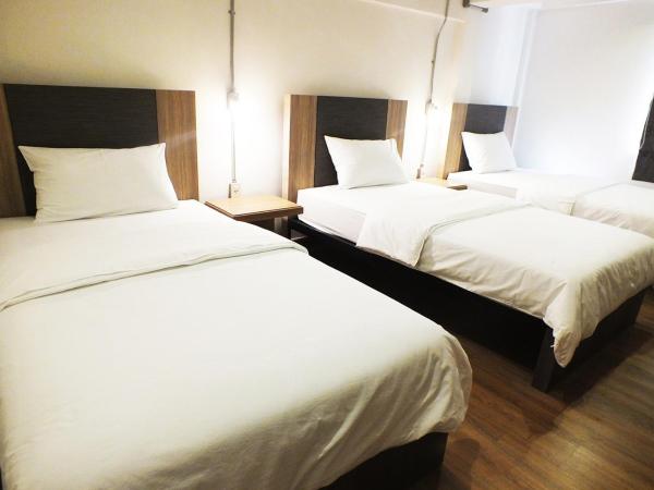 09 Hostel : photo 2 de la chambre chambre triple avec salle de bains privative séparée