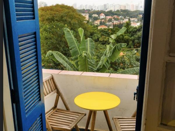 Paradiso Hostel & Suites - TOP 1 DE SÃO PAULO : photo 2 de la chambre chambre triple avec terrasse et salle de bains commune