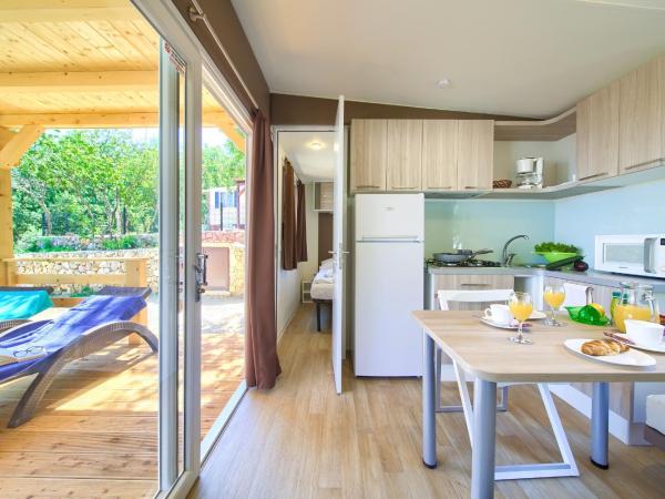 Camping Glavotok : photo 2 de la chambre mobile home 2 chambres avec terrasse