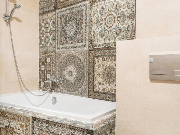 District17 - LoftAffair Collection : photo 10 de la chambre appartement « dorsoduro » avec balcon et cheminée