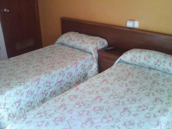 Hostal Central Zaragoza : photo 10 de la chambre chambre lits jumeaux avec salle de bains commune