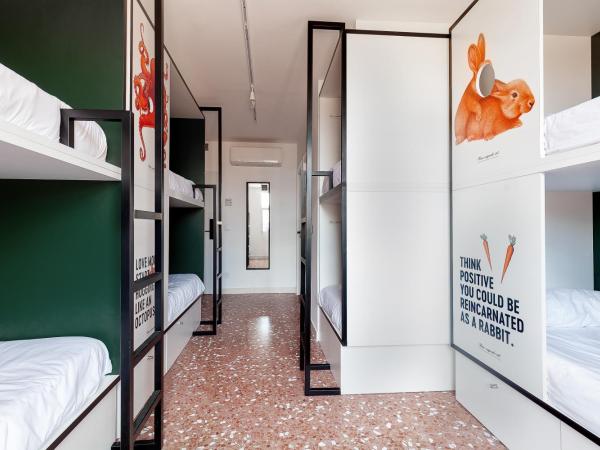 2060 The Newton Hostel : photo 2 de la chambre lit dans un dortoir mixte de 12 lits avec salle de bains commune