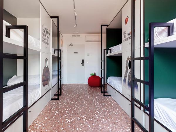 2060 The Newton Hostel : photo 7 de la chambre lit dans dortoir mixte de 8 lits avec salle de bains