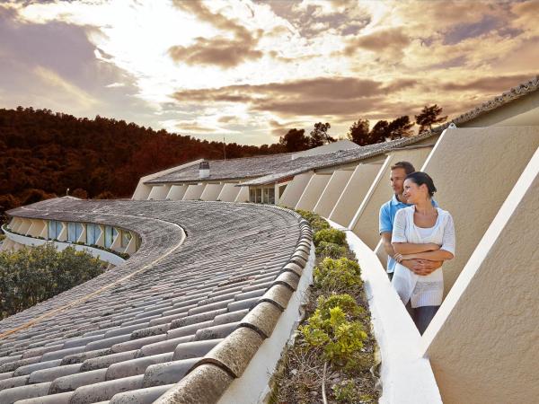 Hotel Restaurant La Vague de Saint Paul : photo 8 de la chambre suite avec terrasse - vue sur piscine