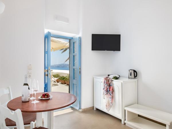 Pantelia Suites : photo 7 de la chambre chambre double - vue sur caldera