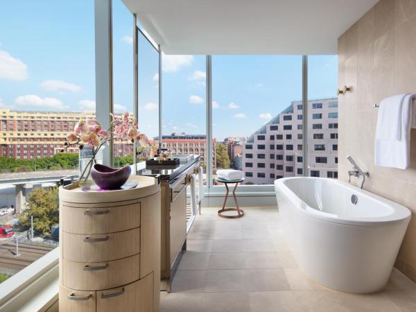 Sofitel Sydney Darling Harbour : photo 5 de la chambre chambre d'angle deluxe avec 1 lit king-size