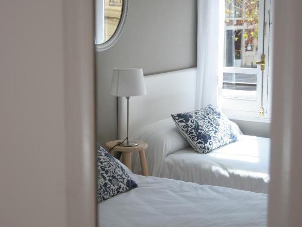 7 Moons Bed & Breakfast : photo 1 de la chambre grande chambre lits jumeaux avec salle de bains commune