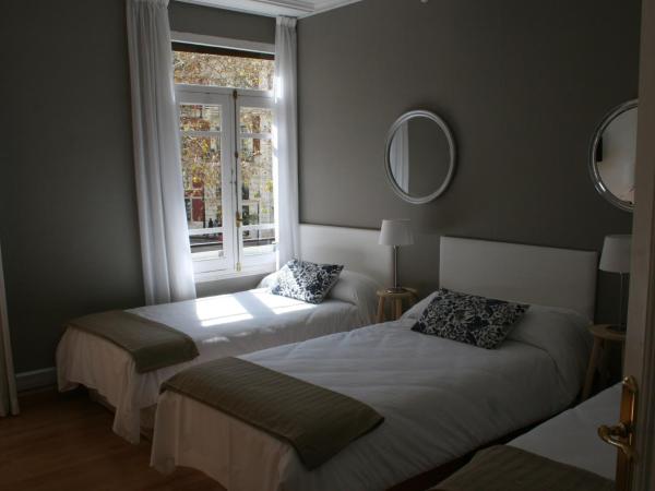 7 Moons Bed & Breakfast : photo 4 de la chambre grande chambre lits jumeaux avec salle de bains commune