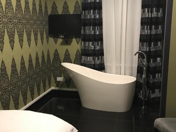 Matejki 8 : photo 3 de la chambre deluxe single room with open bathroom