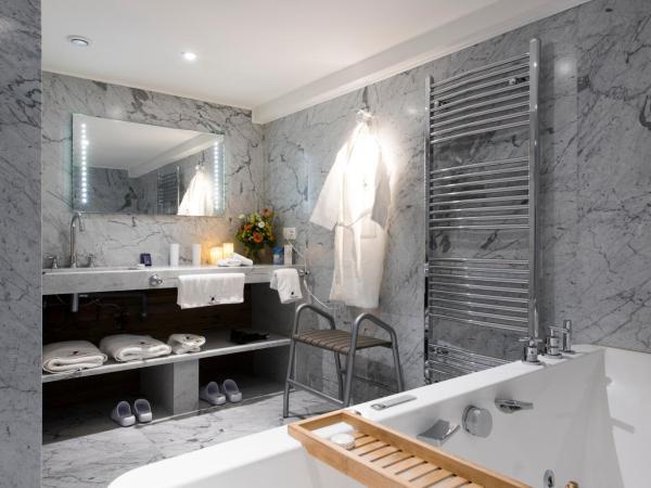 Snow Lodge Hotel Courchevel 1850 : photo 6 de la chambre suite rez-de-neige avec salon