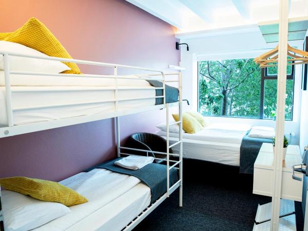 Lækur Guesthouse : photo 1 de la chambre chambre quadruple Économique avec salle de bains commune