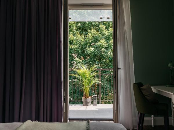 District17 - LoftAffair Collection : photo 7 de la chambre appartement « la veranera » avec grand balcon et cheminée