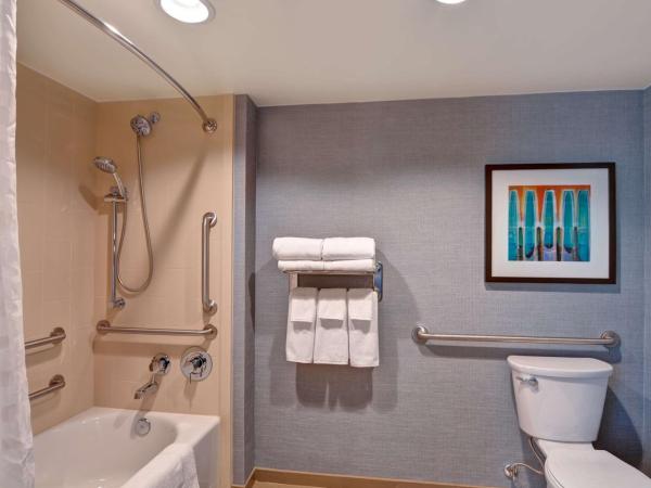 Hyatt Place Memphis Wolfchase : photo 8 de la chambre chambre lit king-size avec baignoire accessible aux personnes à mobilité réduite