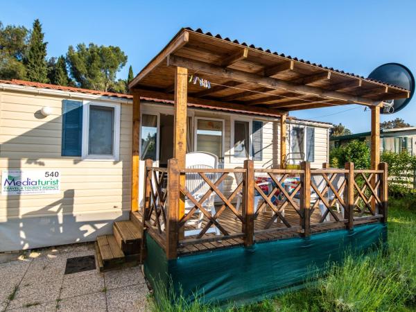 Camping Media Mobile Homes in Brioni Sunny Camping : photo 1 de la chambre mobile home standard 2 chambres avec terrasse