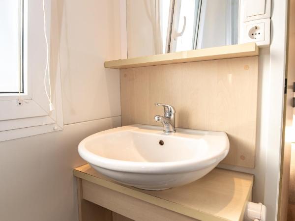 Camping Media Mobile Homes in Brioni Sunny Camping : photo 4 de la chambre mobile home standard 2 chambres avec terrasse