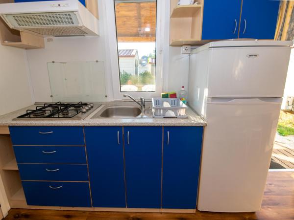 Camping Media Mobile Homes in Brioni Sunny Camping : photo 7 de la chambre mobile home standard 2 chambres avec terrasse
