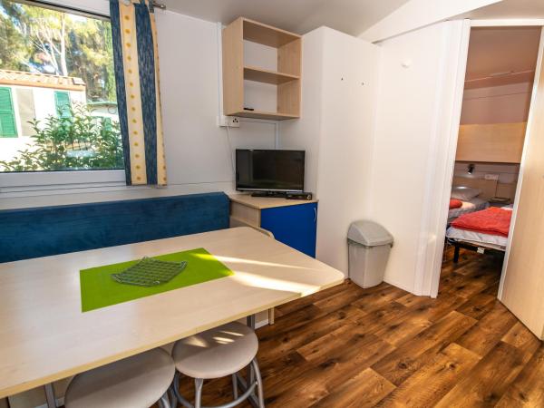 Camping Media Mobile Homes in Brioni Sunny Camping : photo 9 de la chambre mobile home standard 2 chambres avec terrasse