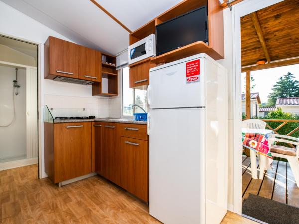 Camping Media Mobile Homes in Brioni Sunny Camping : photo 6 de la chambre mobile home confortable 3 chambres avec terrasse