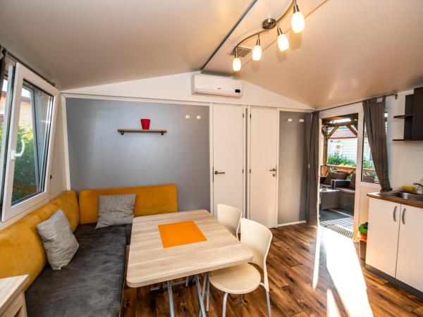 Camping Media Mobile Homes in Brioni Sunny Camping : photo 10 de la chambre mobile home 3 chambres supérieur avec terrasse
