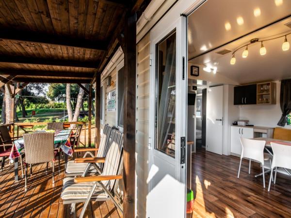 Camping Media Mobile Homes in Brioni Sunny Camping : photo 7 de la chambre mobile home 3 chambres supérieur avec terrasse