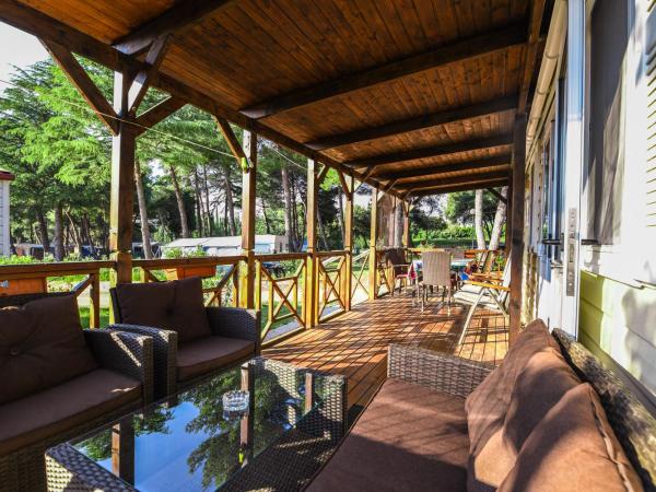 Camping Media Mobile Homes in Brioni Sunny Camping : photo 8 de la chambre mobile home 3 chambres supérieur avec terrasse