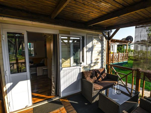 Camping Media Mobile Homes in Brioni Sunny Camping : photo 6 de la chambre mobile home 3 chambres supérieur avec terrasse