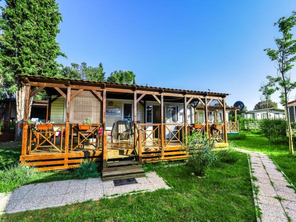 Camping Media Mobile Homes in Brioni Sunny Camping : photo 1 de la chambre mobile home 3 chambres supérieur avec terrasse