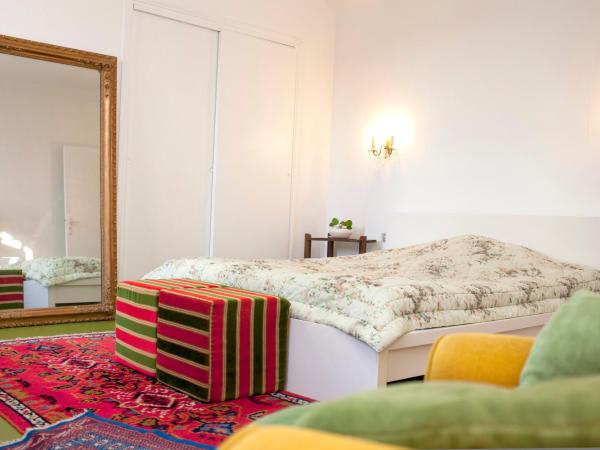 46FM : Montauban Guest House : photo 3 de la chambre chambre double avec salle de bains privative