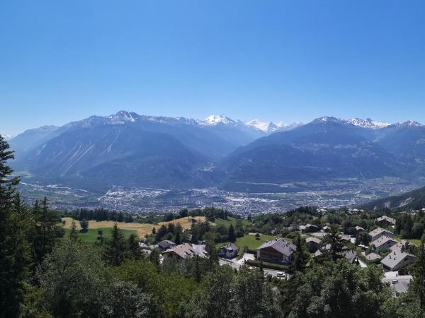Hotel-Restaurant Le Mont Paisible, Crans-Montana : photo 5 de la chambre chambre double supérieure - vue sur montagne
