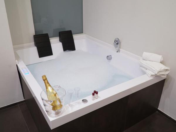 Napoli Svelata : photo 1 de la chambre chambre lit queen-size avec baignoire spa