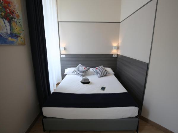 Boutique Hôtel Neptune Nice : photo 9 de la chambre chambre double avec balcon - vue sur rue piétonne 