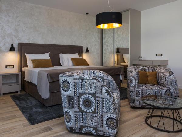 Mirabilis Residence : photo 6 de la chambre chambre lit king-size deluxe avec balcon