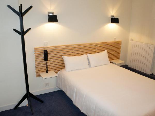 Hôtel Henri IV : photo 1 de la chambre chambre double Économique avec toilettes et salle de bains  communes