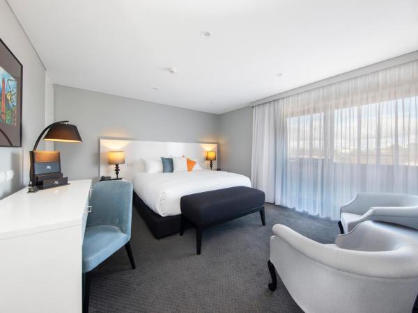 Canberra Rex Hotel : photo 2 de la chambre chambre lit king-size avec balcon