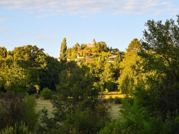 La Campagne St Lazare - Restaurant Chambres d'Hôtes Piscine & SPA : photo 2 de la chambre suite côté jardin - spring side