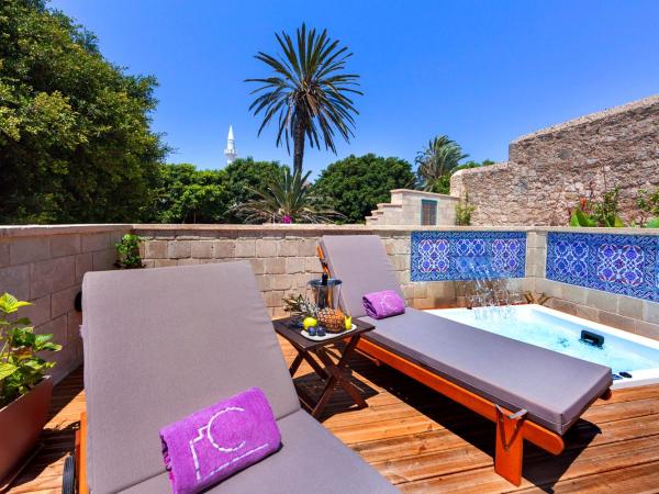 In Camera Art Boutique Hotel : photo 1 de la chambre suite senior avec jardin privé et jacuzzi extérieur - vue sur rhodes