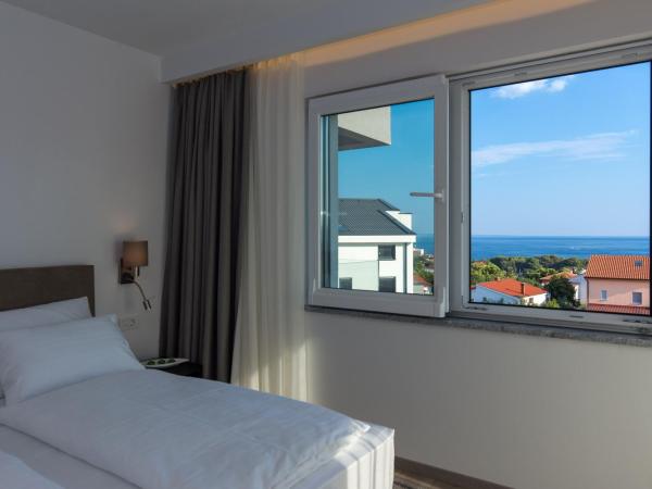 Pansion Leggero : photo 8 de la chambre chambre double ou lits jumeaux de luxe avec balcon - vue latérale sur mer